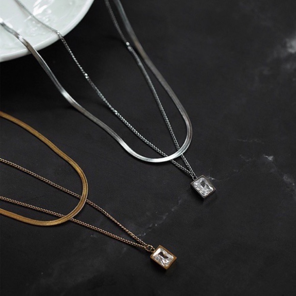 GoldbStainless steel double layer clavicle chain and diamond pendent necklace.